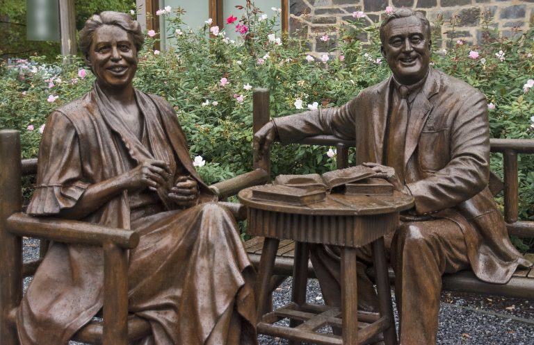 Statue of Eleanor and Franklin Roosevelt